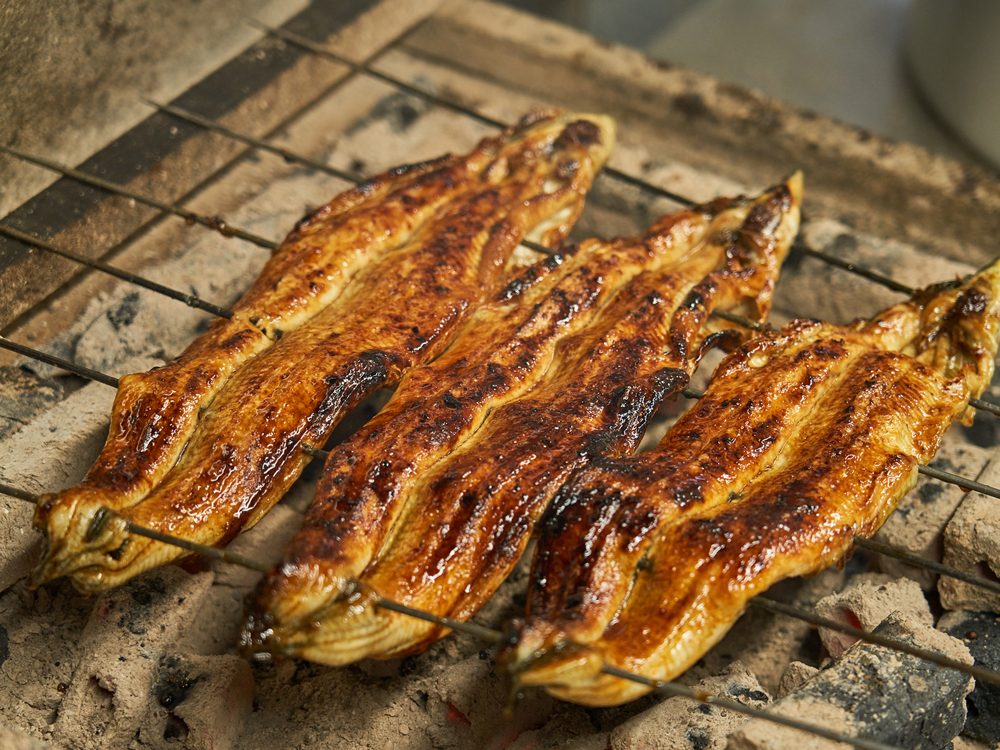たれを絡めて炭火で焼く鰻